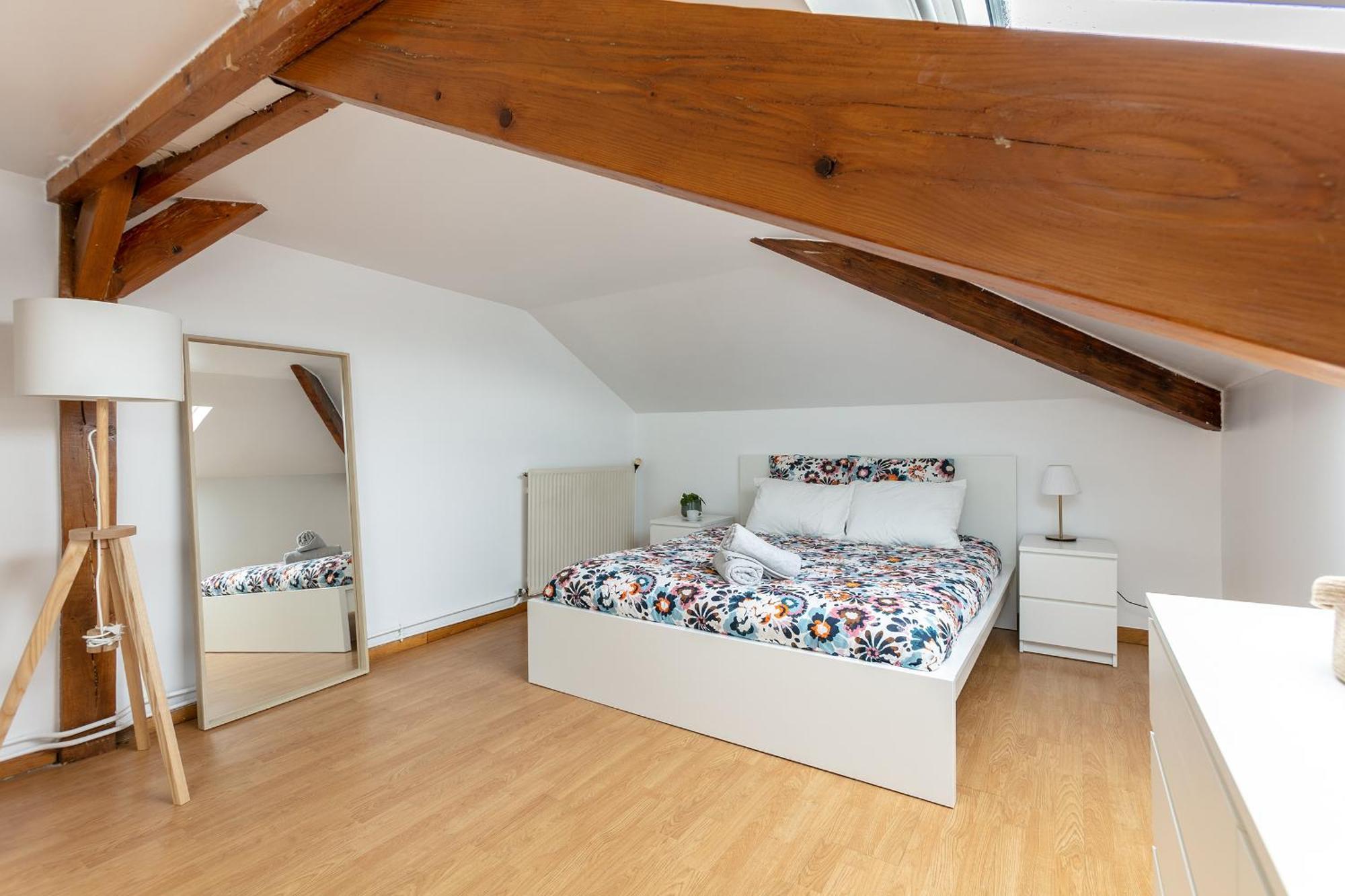 Pied-a-terre Parisien Apartment *